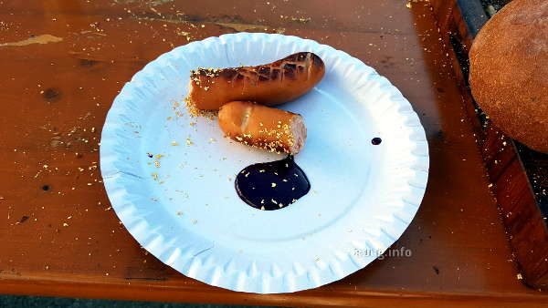 Currywurst mit Blaubeersenf auf dem Pappteller