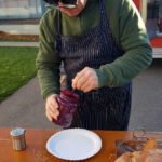 Mario Ohno mit seiner Currywurst