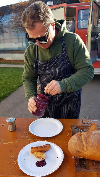 Mario Ohno mit seiner Currywurst