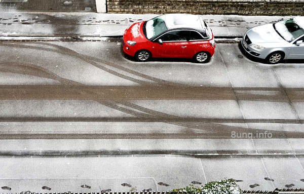 Fahrspuren im Schnee auf der Straße