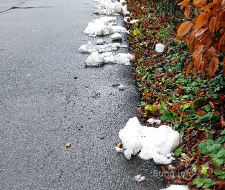 Schmilzender Schnee, Haufen am Straßenrand