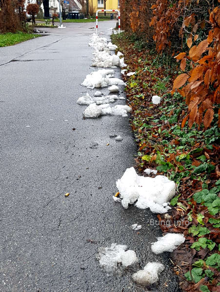 Schmilzender Schnee, Haufen am Straßenrand