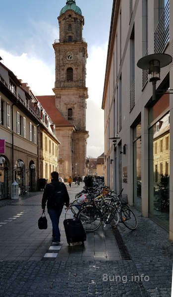 Sonnenschein nach dem Regen, Strasse mit Fußgänger und Fahrrädern