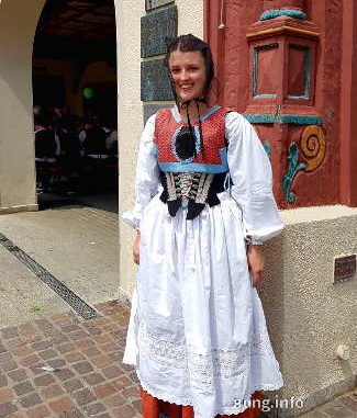 Rebekka Hogen im Hochzeitskleid von 1730