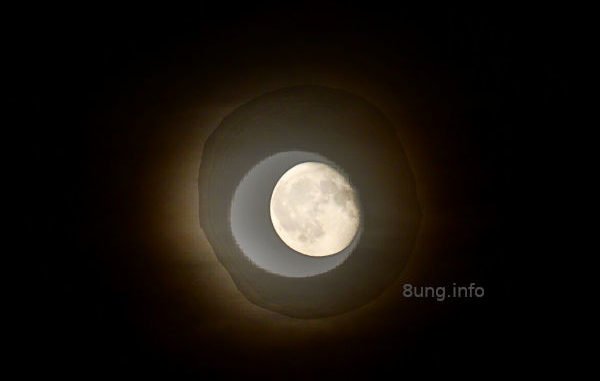 Vollmond nach einer totalen Mondfinsternis