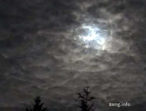 Super-Vollmond hinter Wolken